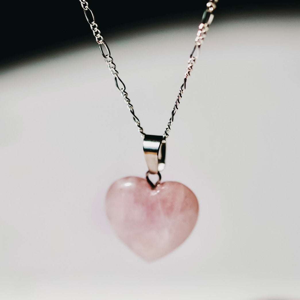 ❥ Colgante corazón de cuarzo rosa claro ♡ (Amor, confianza, armonía)