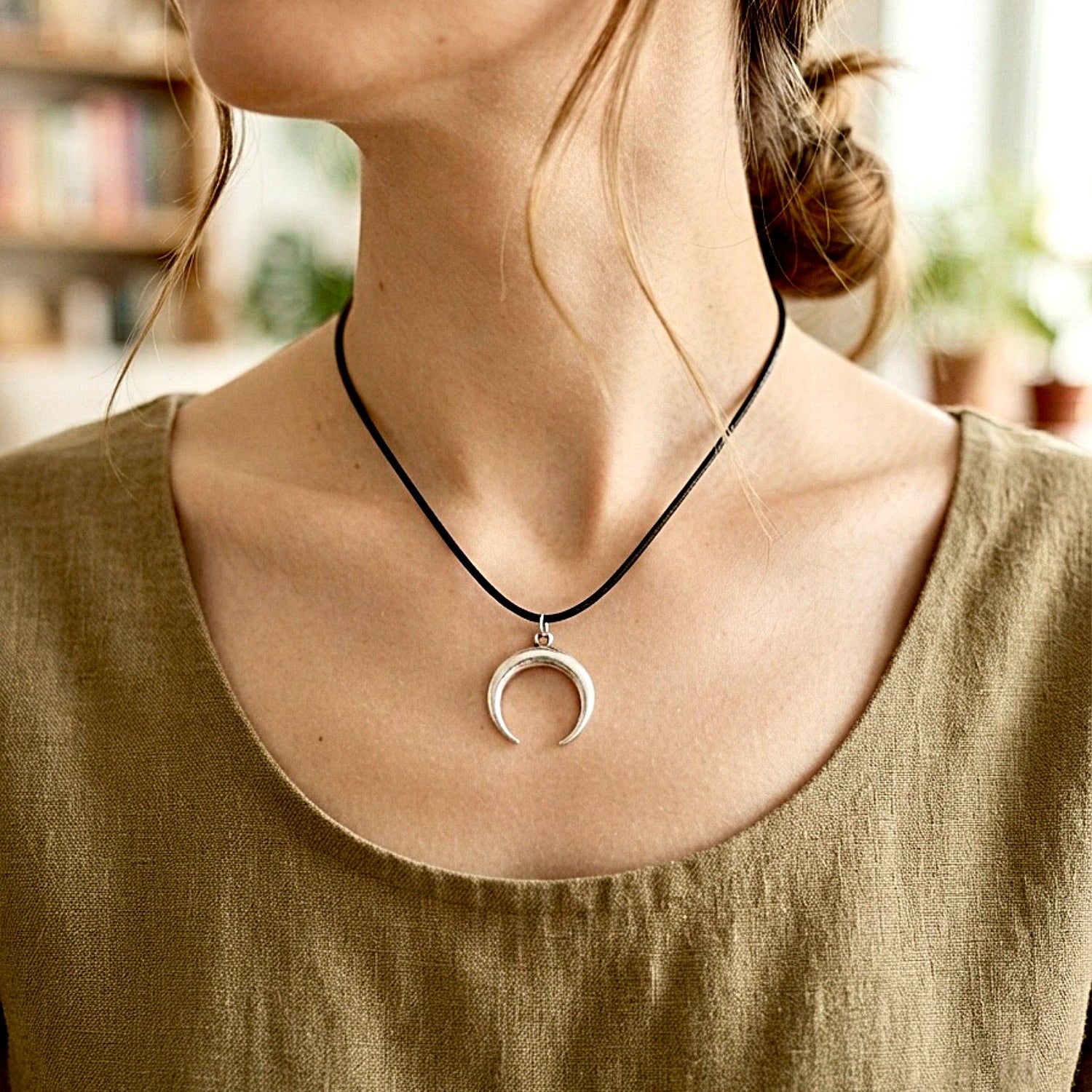 ❥ Collar de Luna Invertida: El Símbolo de la Intuición y la Transformación