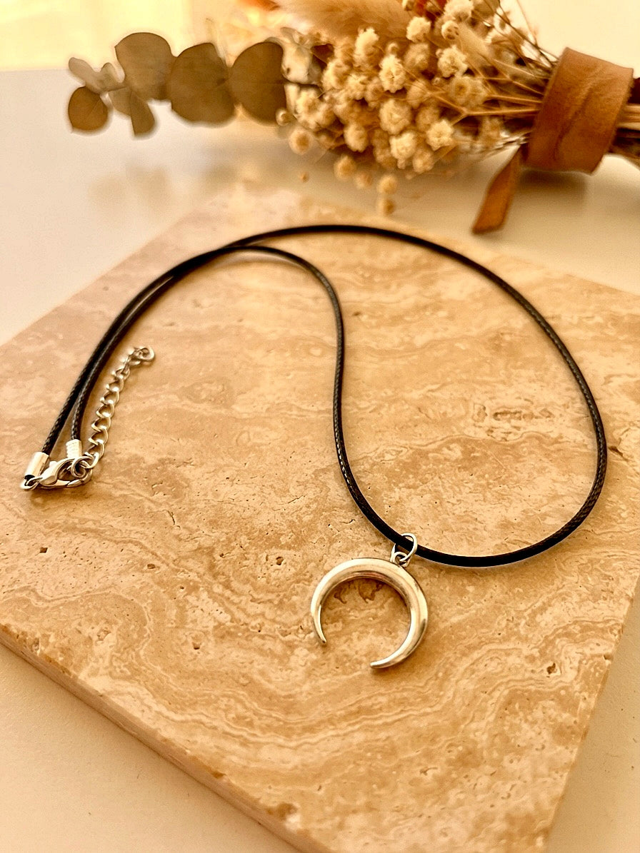 ❥ Collar de Luna Invertida: El Símbolo de la Intuición y la Transformación