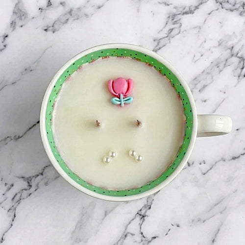 Vela en taza con ligera inclinación