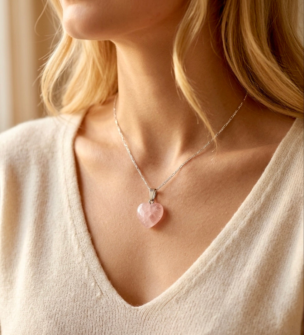 ❥ Colgante corazón de cuarzo rosa claro ♡ (Amor, confianza, armonía)